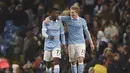 Manchester City, Kevin De Bruyne (kanan) merayakan gol bersama rekannya, Kelechi Iheanacho  pada laga piala Liga Inggris di Stadion Etihad, Manchester, Rabu (2/12/2015). Manchester City menang 4-1. (AFP Photo/Paul Ellis)