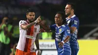 Pemain Pusamania Borneo FC, Diego Michiels (kiri), saat beradu argumen dengan pemain Persib, Hariono dan Ilija Spasojevic dalam leg kedua perempatfinal Piala Presiden 2015 di Stadion Si Jalak Harupat, Bandung, Sabtu (26/9/2015). (Bola.com/Arief Bagus)
