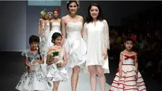 Desainer berbakat tanah air, Dominique Nadine, mencoba membuat terobosan baru dengan menampilkan baju pengantin yang praktis, efisien dan cantik.