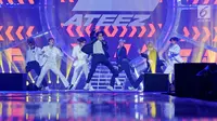 Boy Band asal Korea Ateez menghibur penonton pada Konser "Smartfren Wow" di Istora Senayan, Jakarta, Jumat (20/9/2019). Sebagai penampil pembuka, Ateez langsung memanaskan panggung dengan aksi penuh energik oleh para membernya. (Liputan6.com/Herman Zakharia)