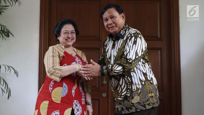 Ketua Umum PDIP, Megawati Soekarnoputri (kiri) bersalaman dengan Ketua Umum Partai Gerindra, Prabowo Subianto usai melakukan pertemuan dan makan siang bersama di kediaman Megawati di Jalan Teuku Umar, Jakarta, Rabu (24/7/2019). (Liputan6.com/Helmi Fithriansyah)