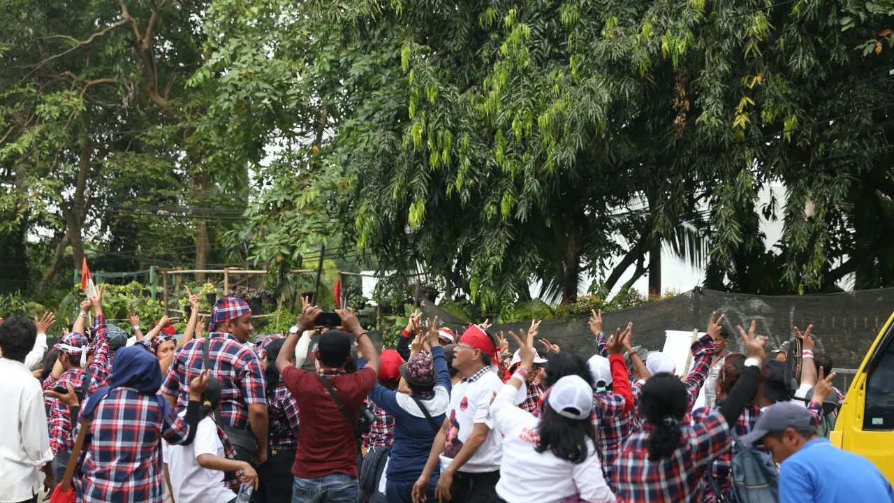 Pendukung Ahok berjoget saat sidang Ahok di Gedung Kementerian Pertanian.