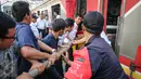 Proses evakuasi Kereta Rel Listrik (KRL) yang mengalami kecelakaan di Stasiun Juanda, Jakarta, Rabu (23/9/2015). KRL nomor 1156 rute Kota - Bogor menabrak KRL 1154 tujuan sama saat tengah stand by di Stasiun Juanda.(Liputan6.com/Faizal Fanani)