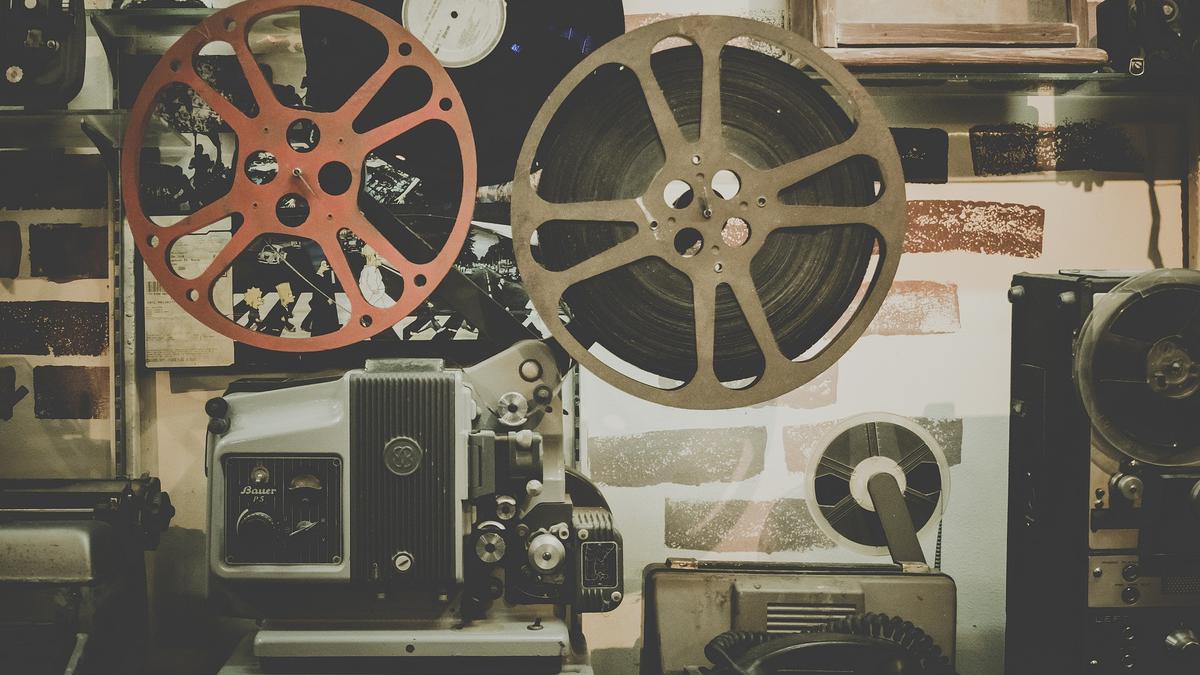 Contoh-Contoh Resensi Film Beserta Strukturnya - Ragam Bola.com
