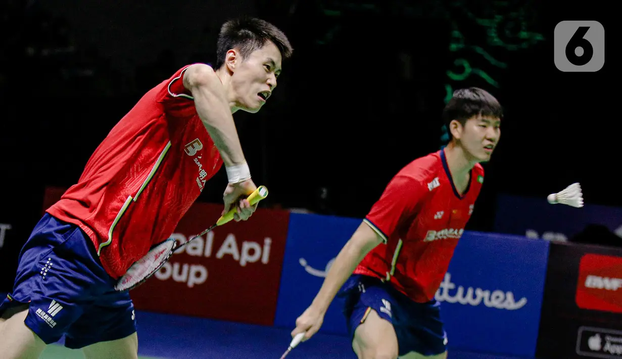 Pebulu tangkis ganda putra China Liu Yu Chen/Ou Xuan Yi saat melawan pebulu tangkis ganda putra Korea Selatan Choi Sol Gyu/Kim Won Ho pada pertandingan final East Ventures Indonesia Open 2022 di Istora Senayan, Jakarta, Minggu (19/6/2022). China Liu Yu Chen/Ou Xuan Yi juara East Ventures Indonesia Open 2022 usai mengalahkan Choi Sol Gyu/Kim Won Ho dengan skor 21-17 dan 23-21. (Liputan6.com/Faizal Fanani)