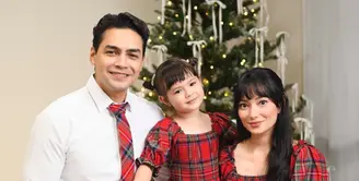 Asmirandah tampil serasi dengan putrinya mengenakan dress merah motif kotak-kotak lengan 3/4 model puff. [@asmirandah89]