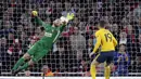 Kiper Atletico Madrid, Jan Oblak, berusaha menghalau bola yang mengarah ke gawangnya pada laga semifinal Liga Europa di Stadion Emirates, Kamis (26/4/2018). Arsenal ditahan 1-1 oleh Atletico Madrid. (AP/Tim Ireland)