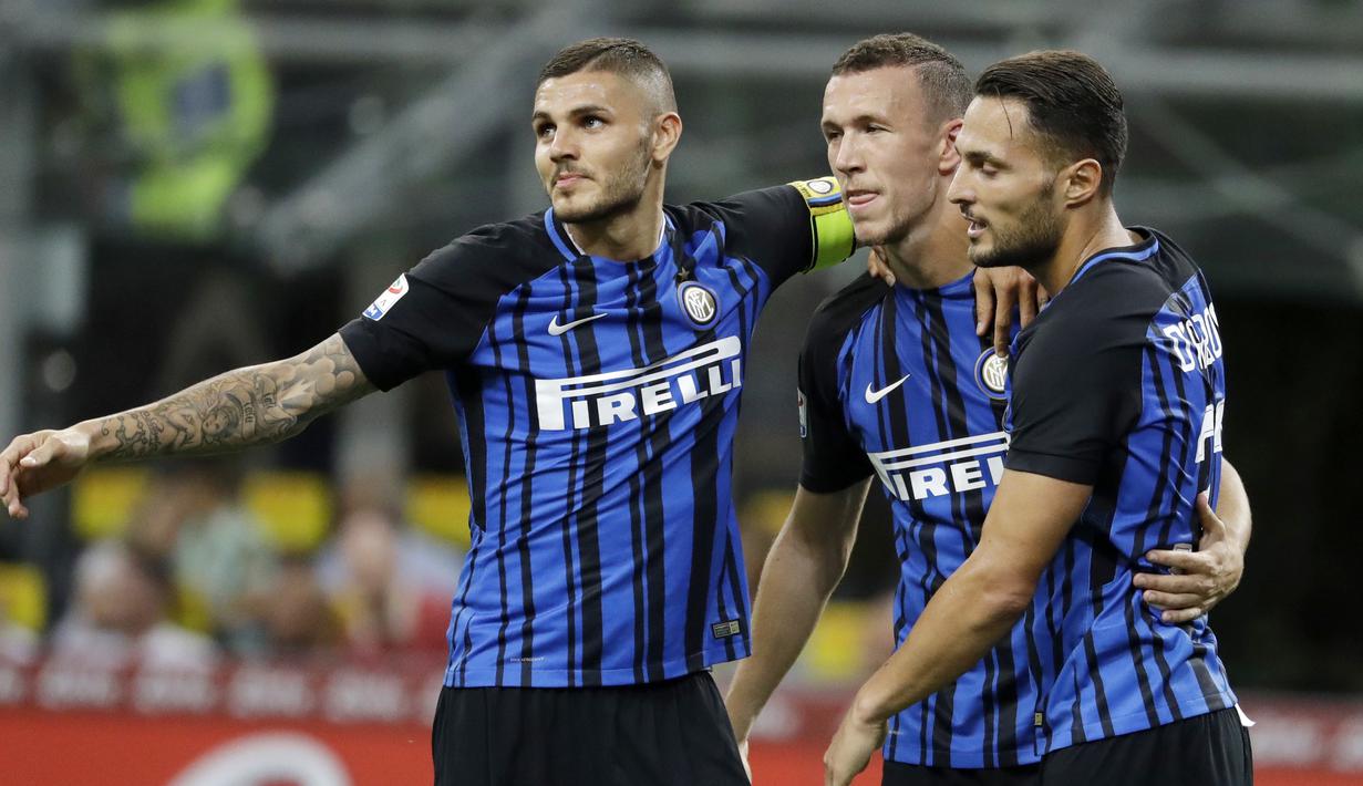 Para pemain Inter Milan merayakan gol Ivan Perisic saat melawan Fiorentina pada laga Serie A di San Siro stadium, Milan (20/8/2017). Inter menang 3-0. (AP/Antonio Calanni)