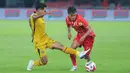 Untuk diketahui, pertandingan ini merupakan laga tunda pekan ke-8 BRI Super League 2025/2026. Tampak dalam foto, bek kiri Persija Jakarta, Dony Tri Pamungkas (tengah) mencoba melewati adangan Bhayangkara FC pada lanjutan BRI Super League 2025/2026 di Stadion Utama Gelora Bung Karno (SUGBK), Jakarta, Senin (29/12/2025). (Bola.com/M Iqbal Ichsan)
