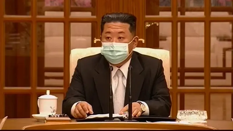 Kim Jong-un Tampil Pakai Masker untuk Pertama Kali, Perintahkan Korea Utara Lockdown karena Kemunculan Covid-19