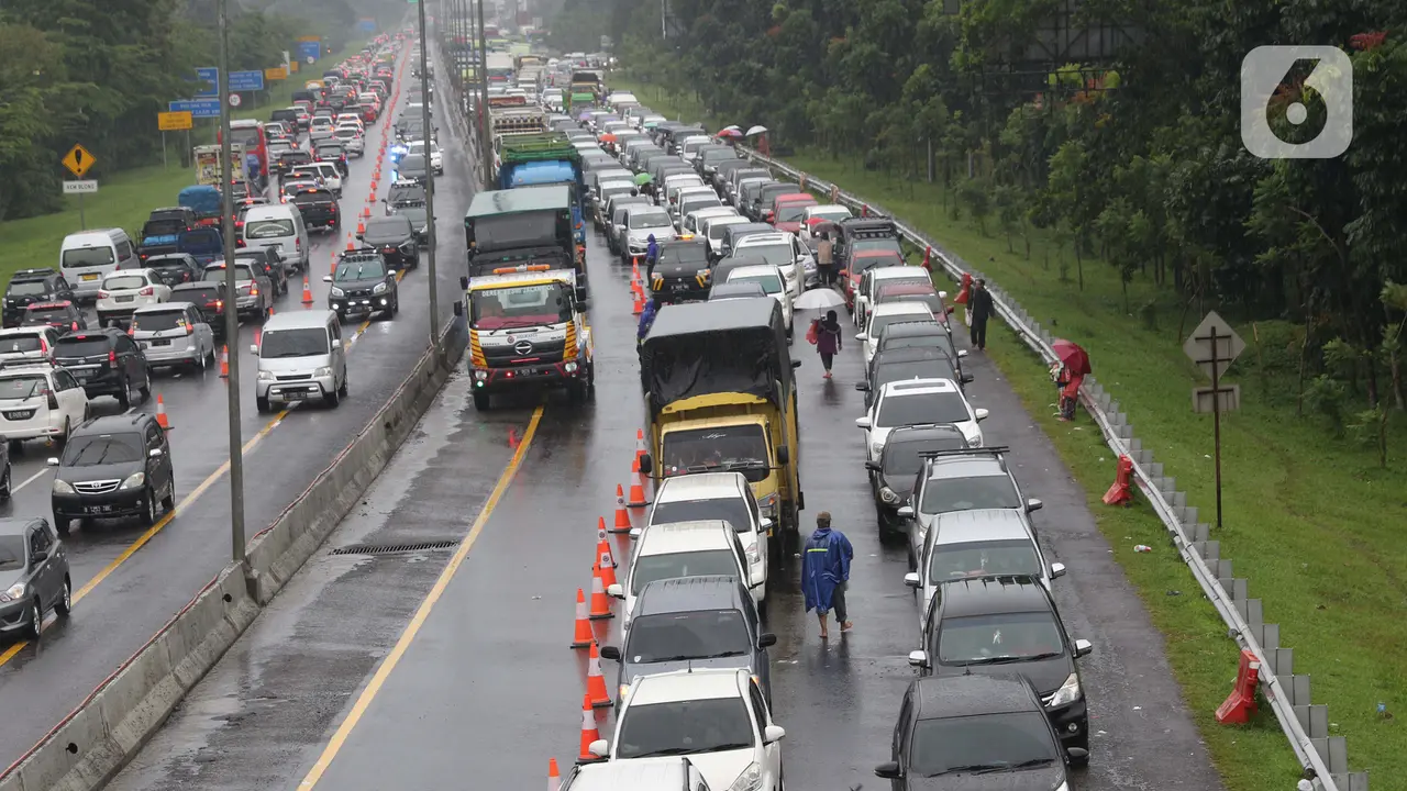 Kendaraan Menuju Puncak Terjebak Buka Tutup Arus