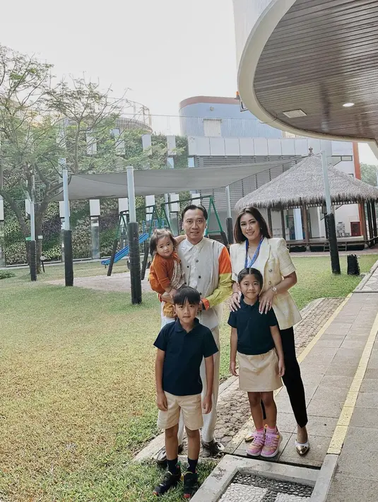 Melihat keluarga kecil Aliya Rajasa-Ibas dengan ketiga anaknya. Aliya Rajasa tampil elegan dengan blazer kuning, dipadu jeans hitam. [Foto: Instagram/ruby_26]