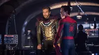 Jake Gyllenhaal (kiri) sebagai Mysterio dan Tom Holland (kanan) sebagai Peter Parker si Manusia Laba-laba di film terbaru Marvel Spider-Man: Far From Home