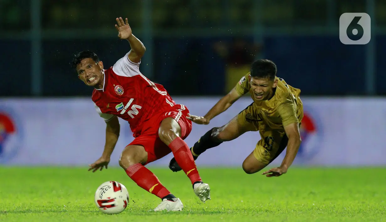 Pemain Persija Jakarta Sandi Sute (kiri) berebut bola dengan pemain Bhayangkara Solo FC TM Ichsan pada laga Piala Menpora 2021 di Stadion Kanjuruhan, Malang, Rabu (31/3/2021). Persija menang 2-1. (Bola.com/M Iqbal Ichsan)