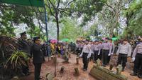 Prosesi pemakaman Briptu RF, ajudan Kapolda Gorontalo yang tewas bunuh diri (Arfandi Ibrahim/Liputan6.com)