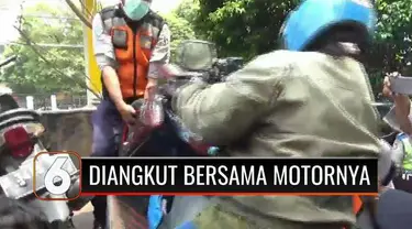 Panik, sejumlah pengendara kocar-kacir begitu kedatangan petugas razia parkir liar. Ada seorang wanita pengemudi ojek online yang nekat bertahan di atas motor yang tengah diangkut petugas.