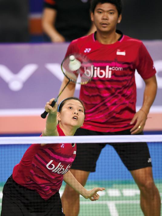 Pasangan Indonesia, Praveen Jordan/Debby Susanto, saat bertanding melawan pasangan China, Wang Yilyu/Huang Dongping pada laga Korea Terbuka 2017, Minggu (17/9/2017). Praveen/Debby menang 21-17, 21-18 atas Wang Yilyu/Huang Dongping. (AFP/Jung Yeon-Je)