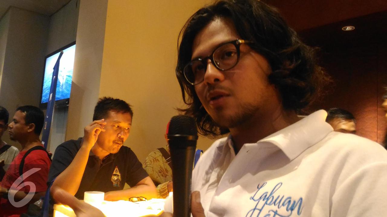 Sulitnya Ramon Y. Tungka Cium Ully Triani di Bawah Air