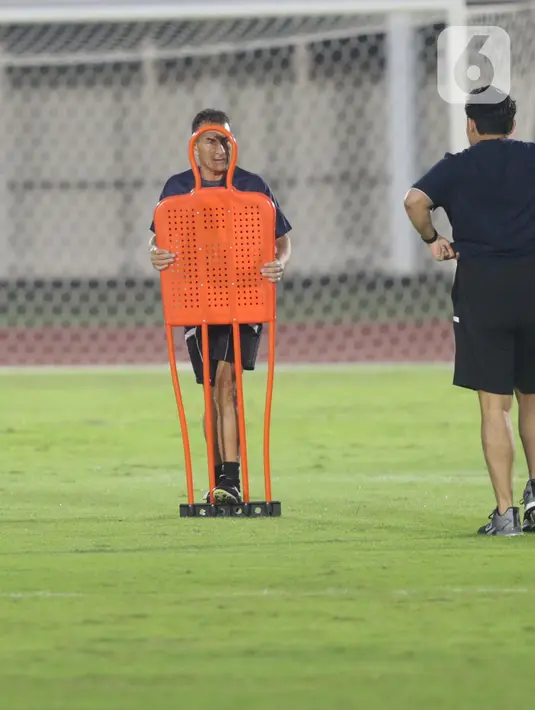Pelatih Timnas U-23 Indonesia Gerald Vanenburg saat memimpin sesi latihan bersama di Stadion Madya, Kompleks Gelora Bung Karno, Senayan, Jakarta, Kamis (17/7/2025). (Liputan6.com/Helmi Fithriansyah)