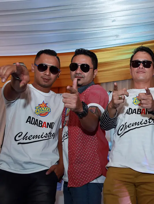 "Di Indonesia untuk showbiz masih ada, tidak pernah habis. Orang tetap akan haus hiburan. Kalau dibilang menghilang, mungkin di televisi. Sebab TV sekarang enggak kayak dulu supportnya. Tapi kita tetap ada," ujar Donnie. (Deki Prayoga/Bintang.com)