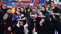 Dinda Hauw tampil serba hitam, ia pun membawa kedua anaknya dengan kostum super heronya. @dindahw
