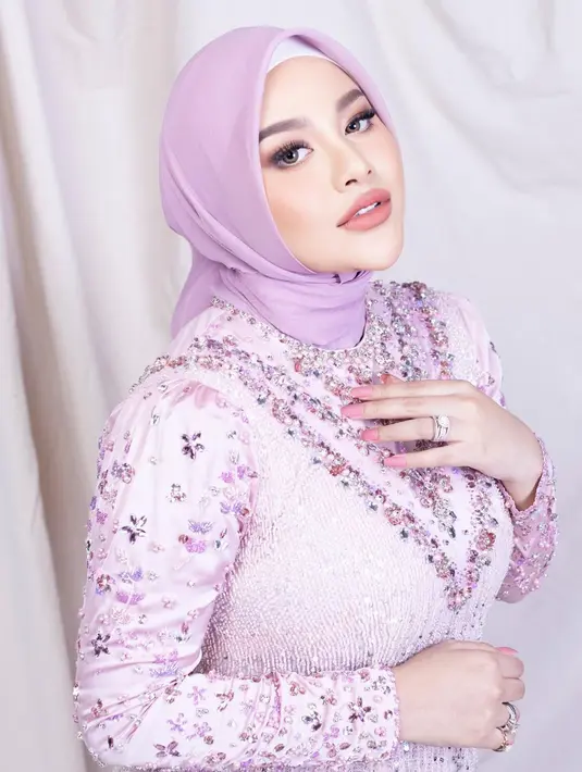 <p>Aurelie Hermansyah mengeksplorasi tampilannya dengan nuansa ungu pada makeupnya. Mengikuti outfit penuh payetnya yang bernuansa merah muda keunguan, makeup bold tampak luar biasa pada dirinya. Foto: Instagram.</p>