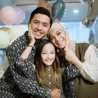 Buat yang belum tahu, kenalin nih anak pertama Omesh dan Dian Ayu Lestari. Gadis cantik ini bernama Btari Embun Anandayu. (instagram.com/omeshomesh)