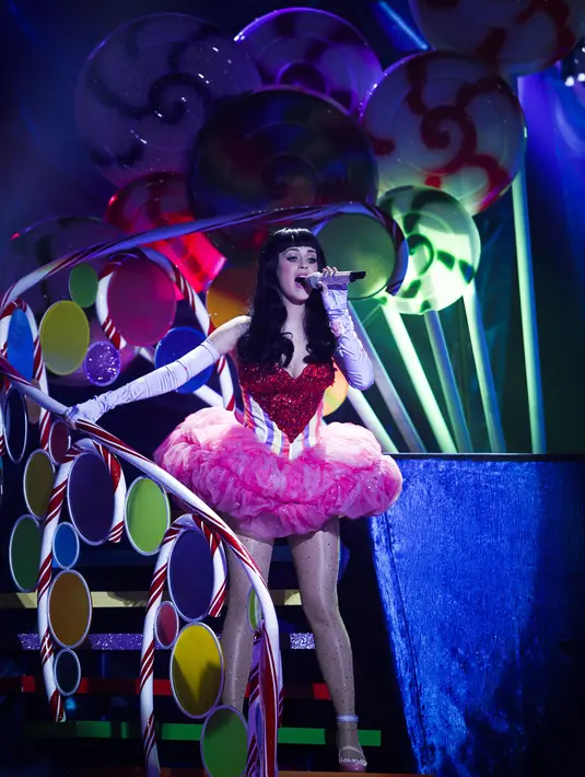 Kostum Katy Perry mengusung tema ‘girly’ dengan warna pink dan merah. Pelantun ‘Hot and Cold’ ini pun tampak imut. (Bintang/EPA)