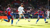 Pemain Chelsea Mason Mount (tengah) menguasai bola melewati pemain Crystal Palace Wilfried Zaha (kiri) pada pertandingan sepak bola Liga Inggris di Stadion Selhurst Park, London, Inggris, 1 Oktober 2022. Chelsea menang 2-1.(AP Photo/David Cliff)