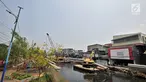Pemasangan turap di sebelah Ruang Publik Terpadu Ramah Anak (RPTRA) Krendang, Tambora, Jakarta, Kamis (25/10). Kelurahan Krendang menutup sementara RPTRA yang memiliki luas 2.692 meter persegi tersebut. (Merdeka.com/Iqbal Nugroho)