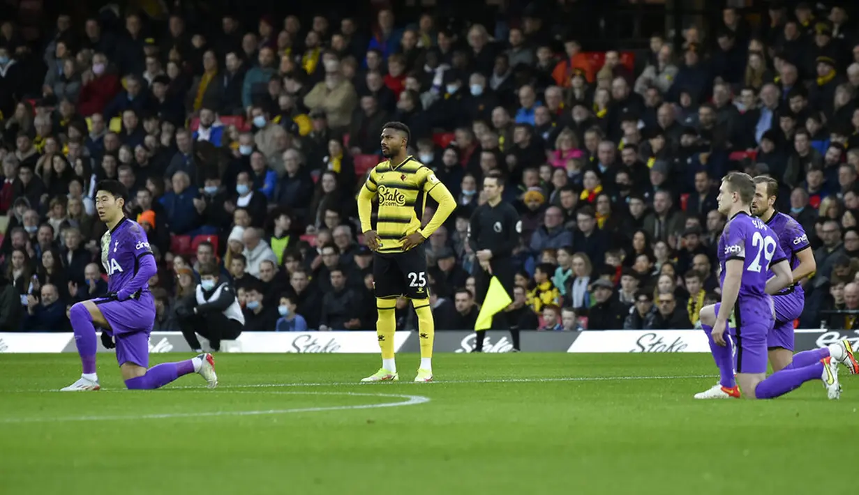Para pemain Tottenham Hotspur berlutut mendukung gerakan Black Lives Matter dekat pemain Watford Emmanuel Dennis (tengah) sebelum pertandingan sepak bola Liga Inggris di Vicarage Road, Watford, Inggris, 1 Januari 2022. Tottenham Hotspur menang 1-0. (AP Photo/Rui Vieira)