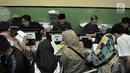 Petugas memverifikasi data calon peserta didik baru di SMA Negeri 21, Jakarta, Senin (24/6/2019). Pada hari pertama, lebih dari 750 calon peserta didik baru telah mendaftar di SMA Negeri 21. (merdeka.com/Iqbal Nugroho)