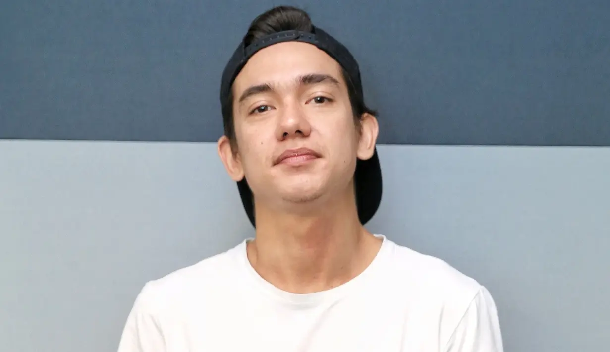 Meski benar terjadi adegan fisik, tapi hal itu tidak membuat Adipati mendapatkan luka. Ia melihat aktor senior itu akting marahnya masih bisa mengontrol dengan baik. Meski dalam gambar terlihat sangat emosi. (Adrian Putra/Bintang.com)