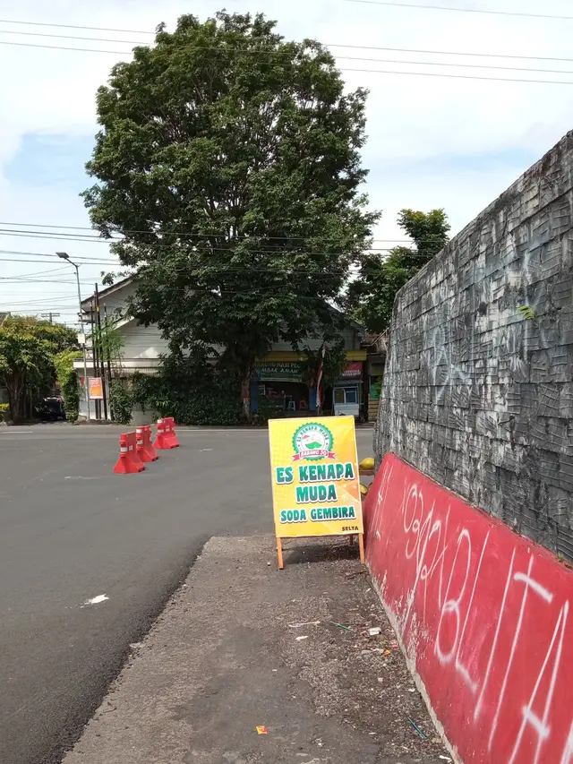 10 Tulisan Spanduk Warung Ini Berhasil Bikin Ngakak