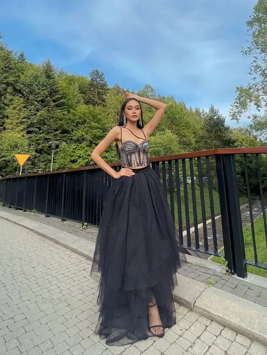 Kesan feminin terlihat saat Yasinta mengenakan atasan bustier dan rok tutu panjang [@yasintaaurel]