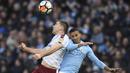 Bek Manchester City, Danilo, duel udara dengan striker Burnley, Sam Vokes, pada laga Piala FA di Stadion Etihad, Manchester, Sabtu (6/1/2018). City menang 4-1 atas Burnley. (AFP/Oli Scarff)