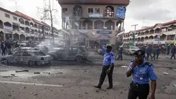 Sejumlah polisi setempat langsung memblokade lokasi meledaknya sebuah bom di pusat perbelanjaan di Abuja, Nigeria, (25/6/2014). (REUTERS/Afolabi Sotunde)