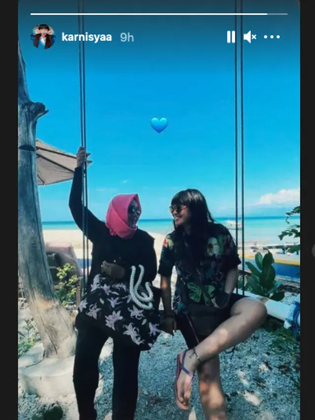 Kenangan Mendiang Rina Gunawan dan Putrinya. (Sumber: Instagram/karnisyaa)