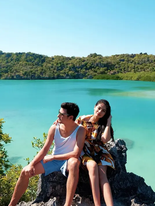 Selain bermain di laut, Christian dan Titi juga berfoto di tempat-tempat indah lainnya. Seperti ketika mereka berfoto di atas batu Termanu yang memperlihatkan indahnya perpaduan warna hijau dan birunya air laut dengan hutan. (Liputan6.com/titi_kamall)