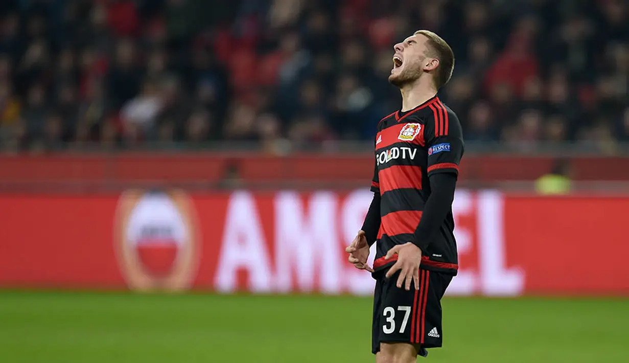 Gelandang Leverkusen, Marlon Frey, berteriak usai tersingkir dari Liga Europa karena hanya bermain imbang 0-0 melawan Villarreal pada laga leg kedua babak 16 besar di Stadion BayArena, Jerman, Jumat (18/3/2016) dini hari WIB. (AFP/Patrik Stollarz)