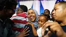 Ilhan Omar menggendong anaknya saat merayakan kemenangan pemilihan Distrik Kongres ke-5 di Minneapolis, AS, Selasa (14/8). Omar mencetak sejarah dengan memenangi putaran pertama pemilihan Distrik Kongres ke-5. (Mark Vancleave/Star Tribune via AP)