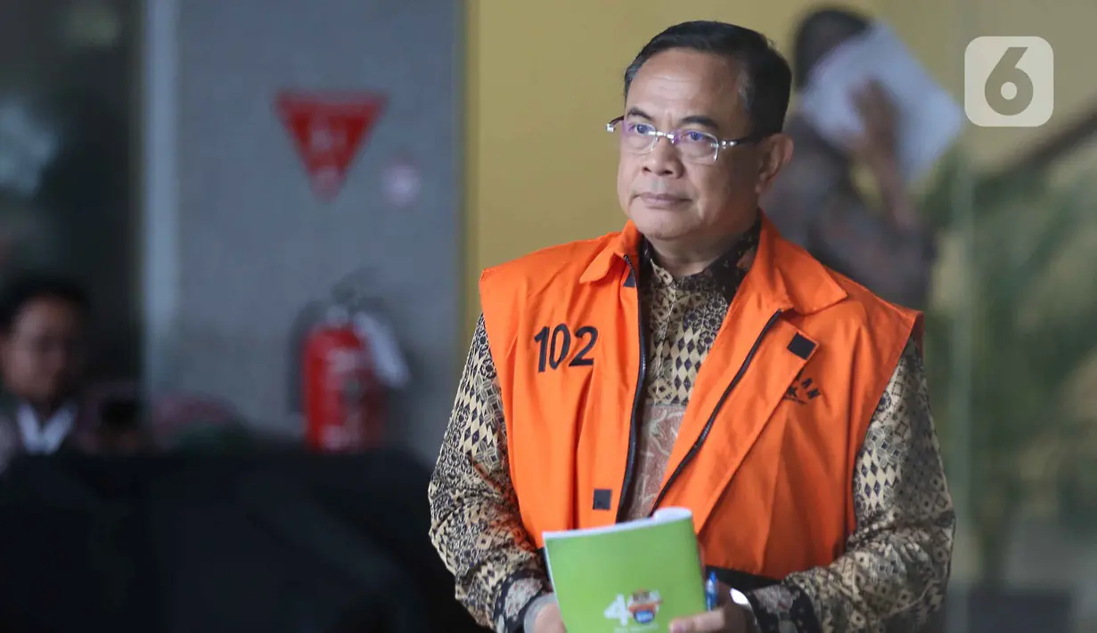 Diketahui, Sudewo merupakan tersangka kasus dugaan korupsi terkait pemerasan dalam pengisian jabatan perangkat desa di lingkungan Pemerintah Kabupaten Pati, Jawa Tengah. Tampak dalam foto, Bupati Pati nonaktif, Sudewo, berjalan menuju mobil tahanan usai menjalani pemeriksaan di Gedung Merah Putih Komisi Pemberantasan Korupsi (KPK), Jakarta, Kamis (12/2/2026). (Liputan6.com/Helmi Fithriansyah)