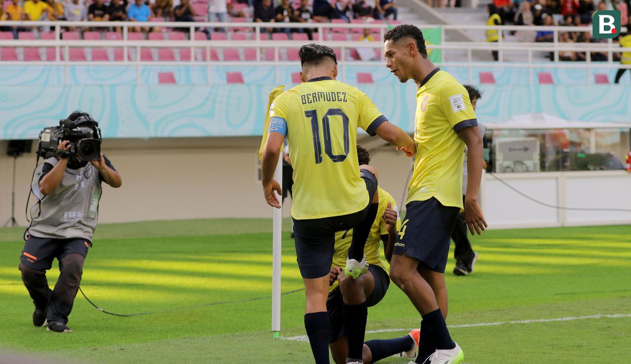 <p>Selebrasi para pemain Timnas Ekuador U-17 setelah Michael Bermudez (10) mencetak gol penyeimbang 1-1 ke gawang Brasil U-17 dalam pertandingan babak 16 Besar Piala Dunia U-17 di Stadion Manahan, Solo, Senin (20/11/2023). (Bola.com/Arief Bagus)</p>