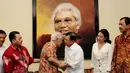 Usai kunjungan Jusuf Kalla tampak berjabat tangan dengan Prof Dr Suhardiman, SE. Jakarta Selatan, Senin (26/5/14) (Liputan6.com/Andrian M Tunay)