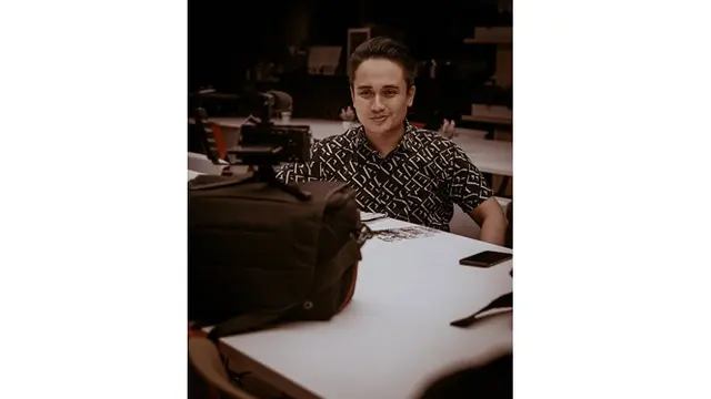 Jarang Muncul di Layar Kaca, Ini 6 Potret Terbaru Denny Darko Makin Menawan