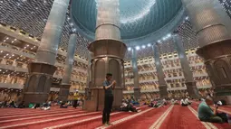Memasuki sepuluh malam terakhir bulan suci Ramadan, salah satu ibadah yang paling dianjurkan adalah Itikaf. Tampak dalam foto, umat Muslim dari berbagai wilayah Jakarta dan sekitarnya saat melakukan Itikaf pada malam ke-21 Ramadan di Mesjid Istiqlal, Jakarta, Selasa (10/3/2026). (Kapanlagi.com/Budy Santoso)