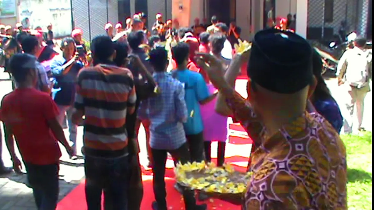 Unik, Demonstran Disambut Karpet Merah dan Tabur Bunga