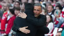 Pelatih Paris Saint-Germain (PSG), Luis Enrique, memeluk pelatih Arsenal, Mikel Arteta, setelah pertandingan leg pertama semifinal Liga Champions di Stadion Emirates, London, Rabu dinihari WIB, (30/4/ 2025). (AP Photo/Kirsty Wigglesworth)