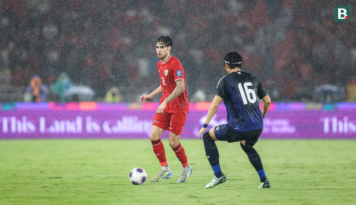 <p>Pemain Timnas Indonesia, Kevin Diks (kiri) berusaha melewati pemain Jepang, Koki Machida saat laga lanjutan putaran ketiga Grup C Kualifikasi Piala Dunia 2026 di Stadion Utama Gelora Bung Karno (SUGBK), Senayan, Jakarta, Jumat (15/11/2024). (Bola.com/Bagaskara Lazuardi)</p>