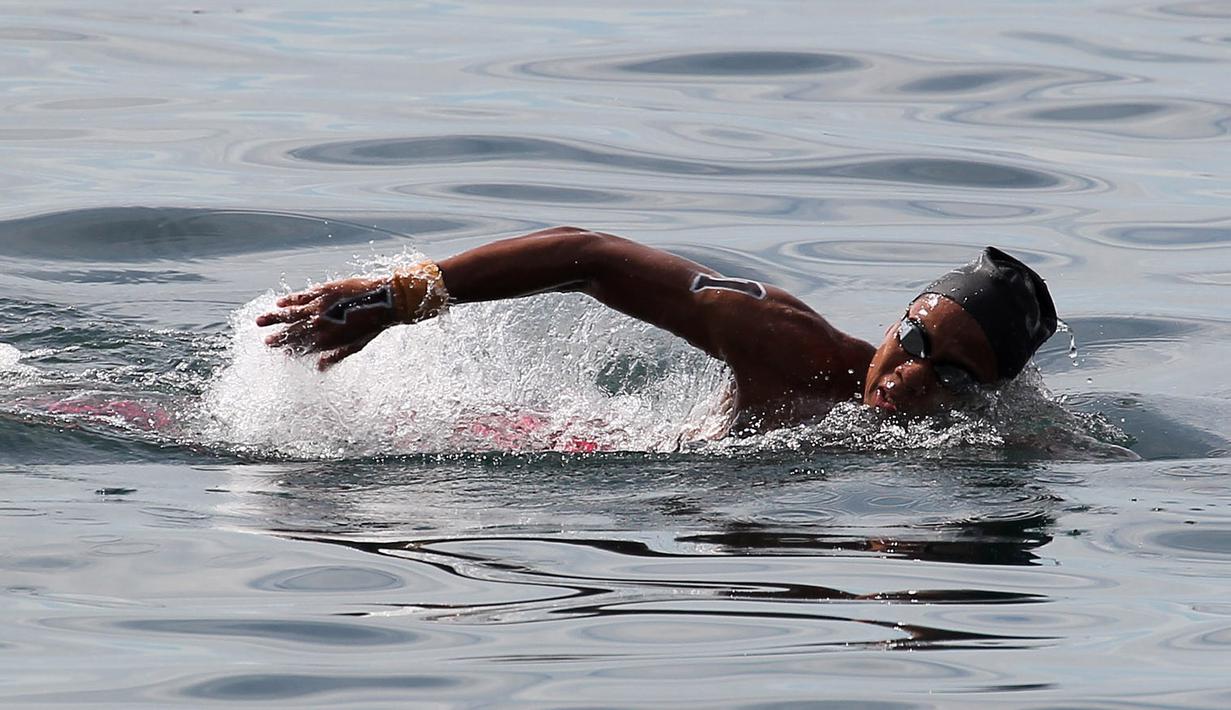 Aflah Fadlan Prawira atlet Renang Perairan Terbuka Putra 10 km Jawa Barat beraksi saat PON XX Papua di Teluk Yos Sudarso Jayapura, Selasa (5/10/2021). (Foto PB PON XX/Ardy Alvez)